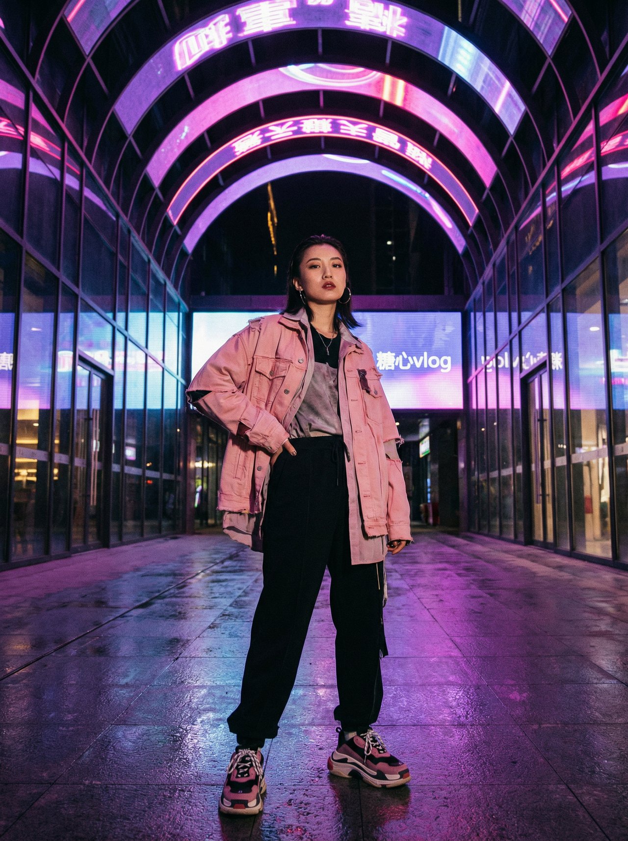 黄色仓库街拍视频